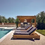 Errikos Family - Serene Environment And Private Pool, By Zantewize *