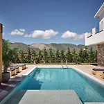 Errikos Family - Serene Environment And Private Pool, By Zantewize فيلة
