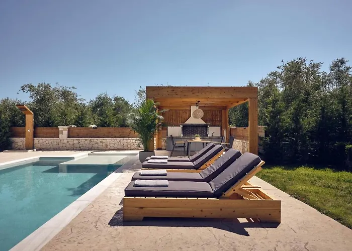 Errikos Family - Serene Environment And Private Pool, By Zantewize *